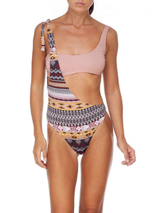 Costume da bagno, collezione SS20 del Mood Mexica.  Trikini donna regolabile con fianco scoperto, in tessuto Lycra a fantasia e glitter lurex rame.  Composizione: 90% Poliestere e 10% Elastan Lavaggio: Lavare a mano in acqua tiepida